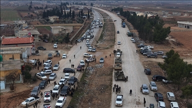 سوريا.. تمزيق وإزالة رموز تنظيم "قسد" في بلدتي دير حافر ومسكنة