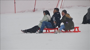 Muş'ta kayakseverler hafta sonu kayak merkezinde yoğunluk oluşturdu