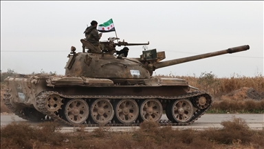 الجيش السوري يدخل مدينتين ويسيطر على معسكر قرب الرقة 