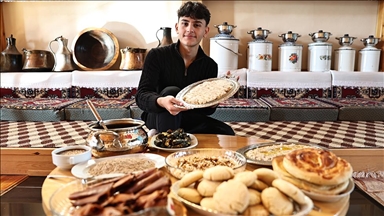 Ushqimet e përgatitura nga 17-vjeçari me recetat e gjyshes së tij tërheqin vëmendje në rrjetet sociale