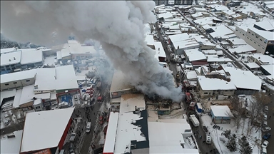 Erzurum'da Keresteciler Sitesi'nde çıkan yangına müdahale ediliyor
