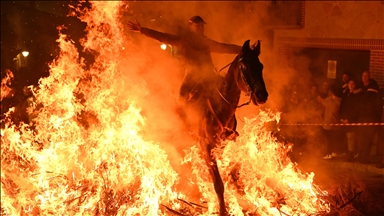 Tradicija duga četiri stoljeća godina: Jahači u Španiji skokom kroz vatru skidali grijehe