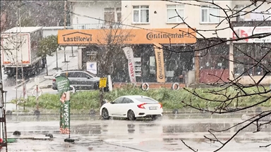 İstanbul'un bazı ilçelerinde karla karışık yağmur etkili oluyor