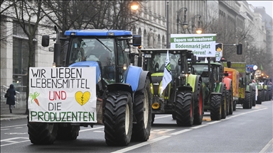 Almanya'da çiftçiler hükümetin tarım politikalarını protesto etti
