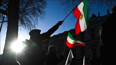 متظاهرون ينزلون علم إيران من سفارة طهران في لندن