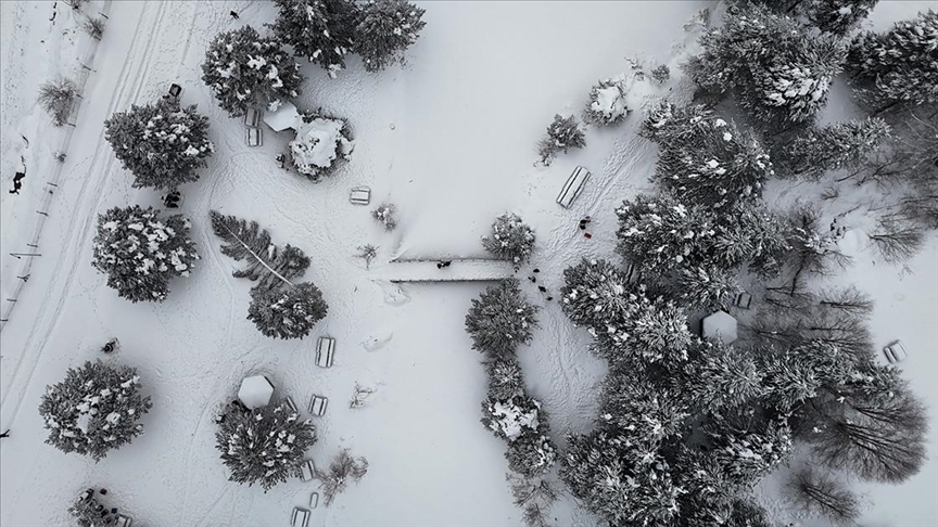 Beyaz örtüyle kaplanan Domaniç Dağları'nda yarıyıl tatili yoğunluğu yaşanıyor