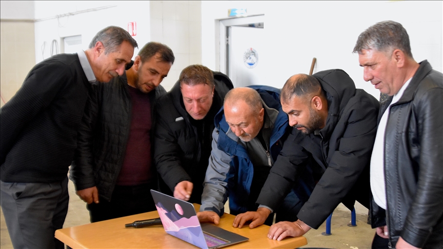 Bitlis'te karla mücadele ekipleri AA'nın "Yılın Kareleri" oylamasına katıldı