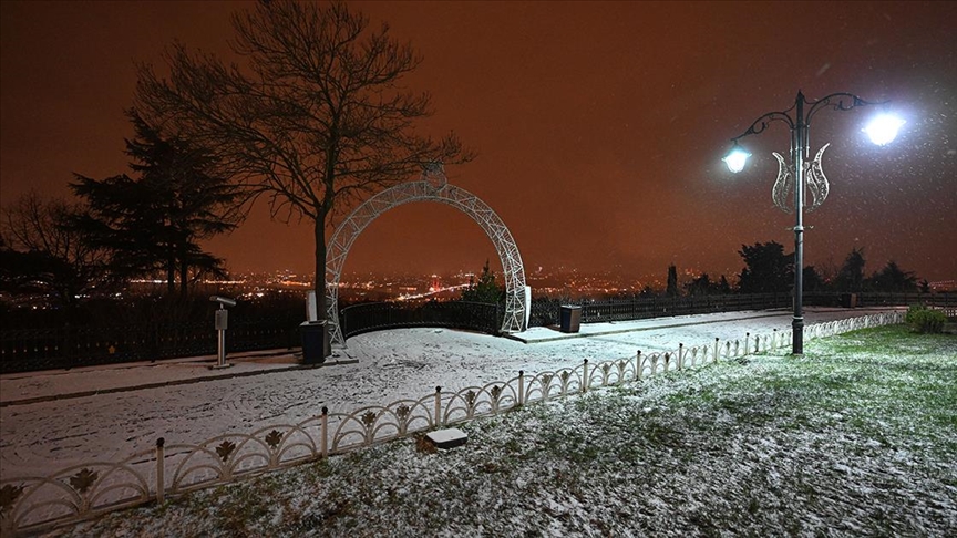 İstanbul'da kar yağışı yüksek kesimleri beyaza bürüdü
