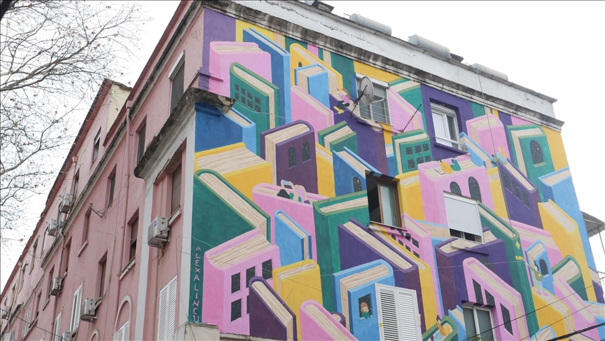 Pikturat murale, arti që ka transformuar dhe zbukuruar ndërtesat në Tiranë