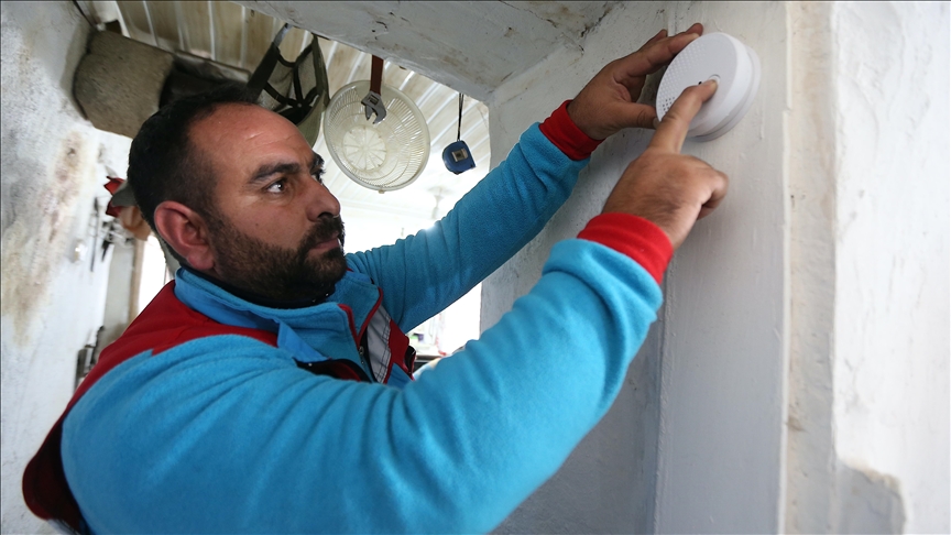 Kars'ta yaşlıların evine zehirlenme riskine karşı duman dedektörü takılıyor