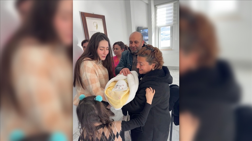 "Geçici Koruyucu Aile Hizmeti" modelinin 100. bebeği Samsun’da koruyucu ailesiyle buluştu