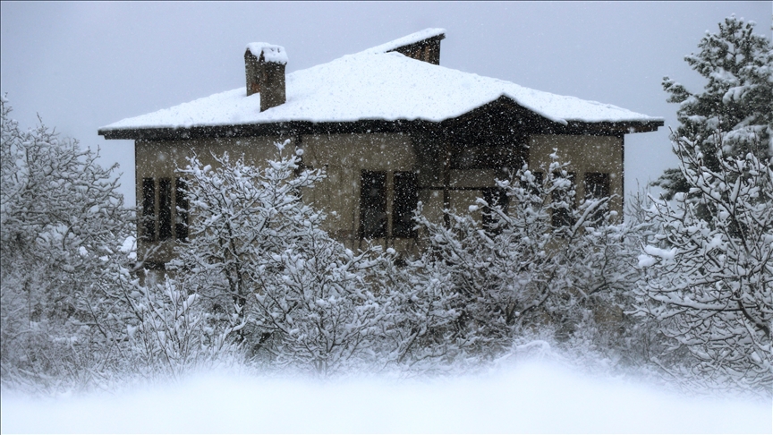 Safranbolu'nun tarihi yapıları beyaza büründü