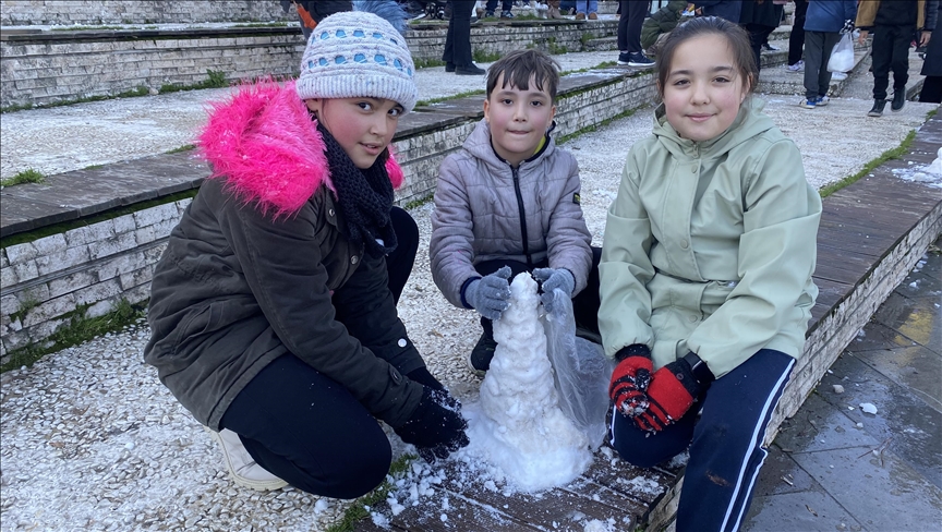 Manisa'da çocuklar kamyonlarla getirilen karda eğlendi