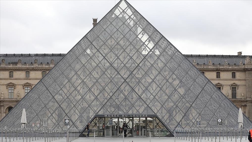 Casse du Louvre : « Il manque l’un des suspects », affirme l’avocate d’un des mis en examen