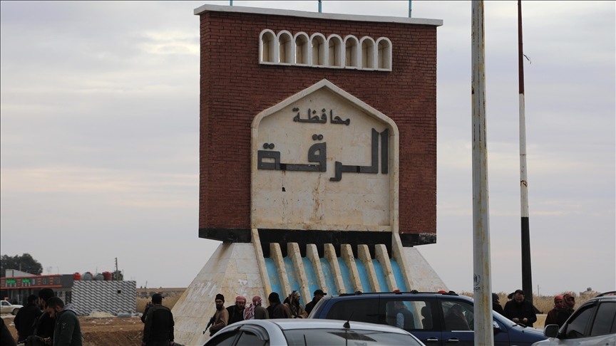 السلطات السورية توجه بتفعيل المؤسسات بالرقة فورا تزامنا مع طرد "قسد"