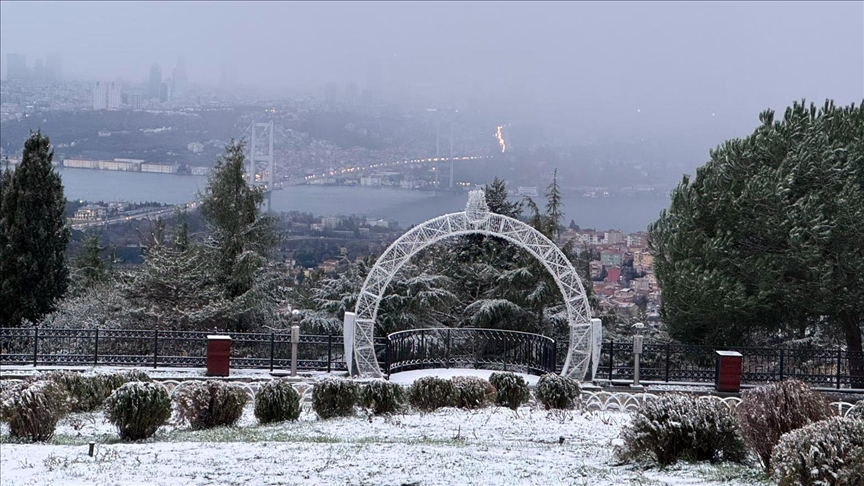 İstanbul'un bazı ilçelerinde kar yağışı etkisini sürdürüyor
