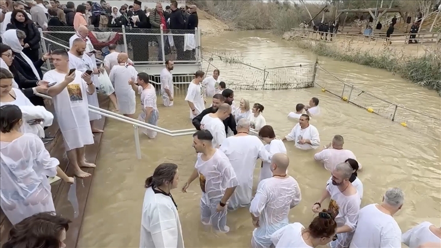 كنائس الروم الأرثوذكس تحتفل بعيد الغطاس في نهر الأردن