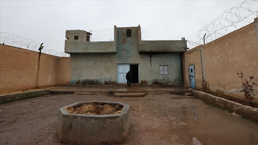 AA, Suriye'nin Tabka ilçesindeki terör örgütü YPG/SDG hapishanesini görüntüledi