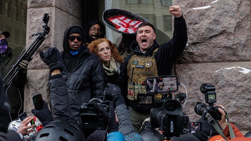 ABD'nin Minneapolis kentinde Müslüman karşıtı gösteride Kur'an-ı Kerim yakma girişimi