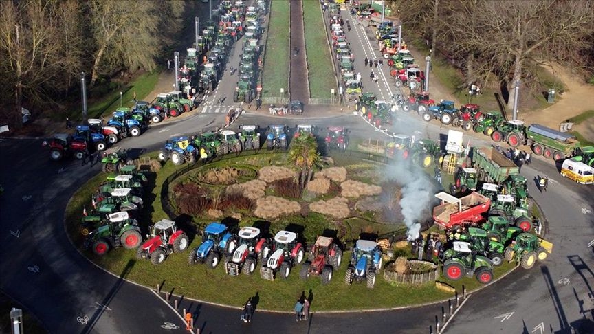 Brüksel'de çiftçilerden traktörlü MERCOSUR protestosu