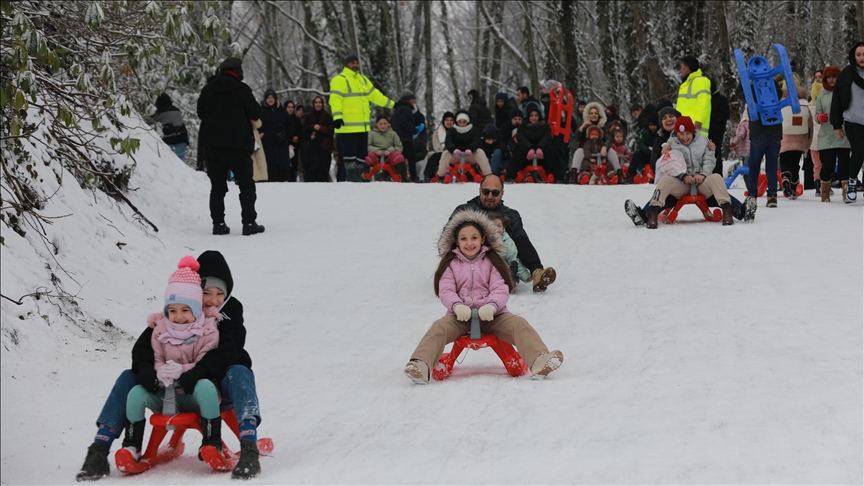 Sakarya'da çocuklar ve aileleri karın keyfini kızak şenliğinde çıkardı