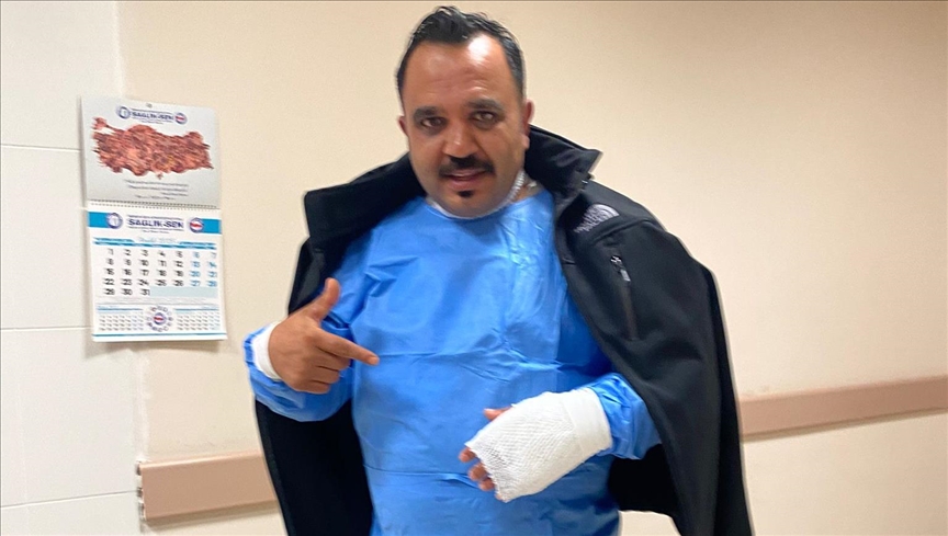 Sivas'ta soğuk havayı test etmek isteyen esnaf, havaya savurduğu sıcak suyla kendini yaktı