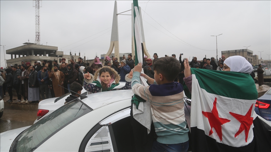 شرقي الفرات.. الأهالي يطردون "قسد" من مدينتي الرقة والشدادي