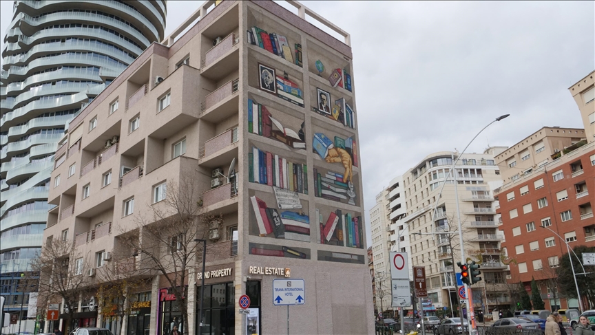Murali mijenjaju lice Tirane i pretvaraju je u galeriju na otvorenom