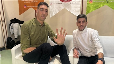 "Dünyanın en uzun adamı" Sultan Kösen'in ellerinin kalıbı çıkartıldı