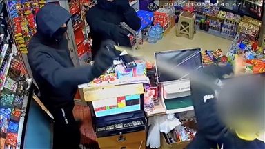 Afyonkarahisar'da büfeyi silahlı tehdit ve biber gazıyla soyan 2 şüpheli yakalandı