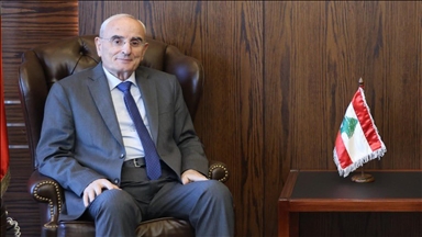 وزير الدفاع اللبناني يصل قطر على رأس وفد عسكري 