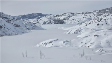 Sivas'ta Pusat-Özen Barajı'nın yüzeyi buz tuttu 