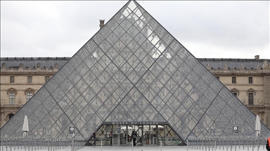 Casse du Louvre : « Il manque l’un des suspects », affirme l’avocate d’un des mis en examen