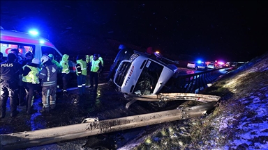 Kuzey Çevre Otoyolu'nda servis minibüsü devrildi, 11 kişi yaralandı