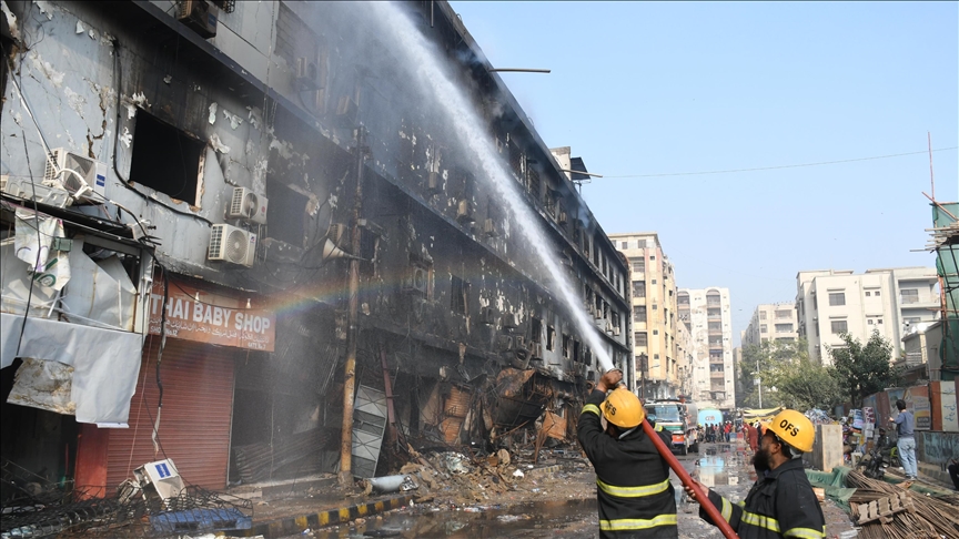 Число погибших при пожаре в торговом центре в Пакистане возросло до 14