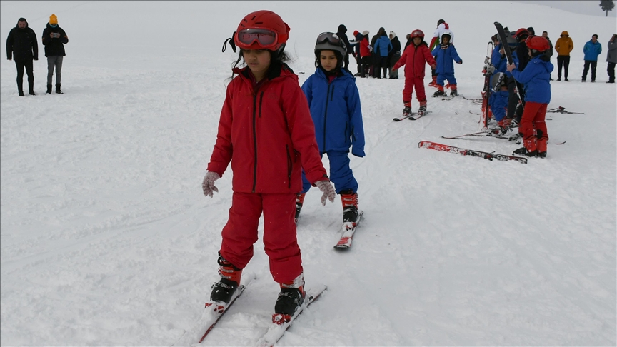 Kars'ta "Karın Yıldızları Sarıkamış'ta Projesi" ile 2 bin öğrenci kayakla tanıştı