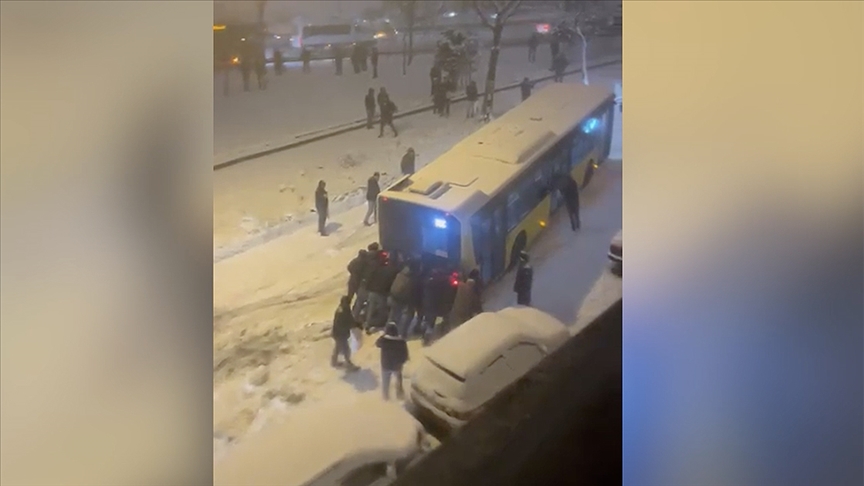 Esenler'de kar nedeniyle yokuşu çıkamayan İETT otobüsünü çevredekilerin itmesi kamerada