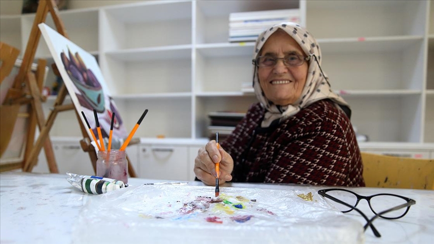 81 yıllık ömründe onlarca kursa katılan Esme teyze eğitim sevgisiyle örnek oluyor