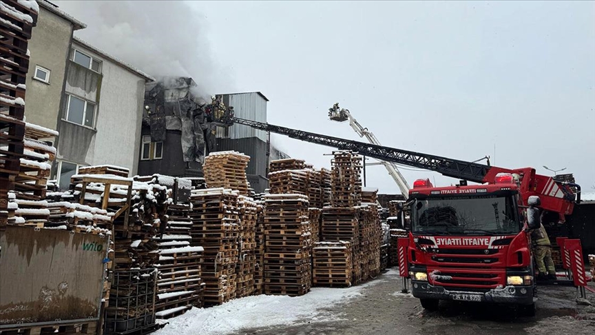 Tuzla'da fabrikada çıkan yangına itfaiye ekipleri müdahale ediyor
