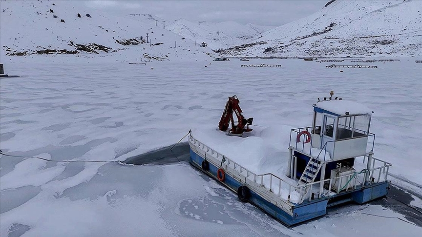 Adıyaman'daki Çat Barajı tamamen dondu