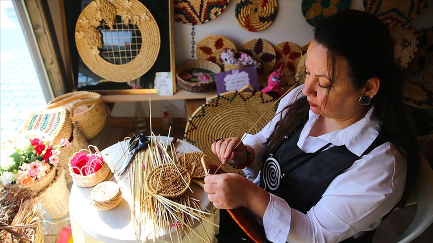 Depremde iş yeri yıkılan hasır örme sanatçısının yüzü Kültür ve Sanat Çarşısı'nda güldü