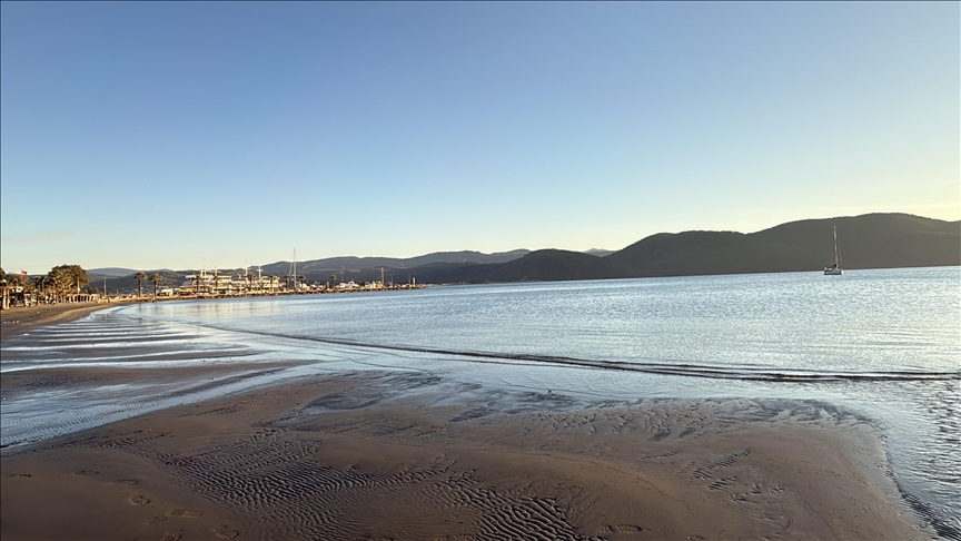 Muğla'nın Akyaka sahilinde deniz suyu çekildi