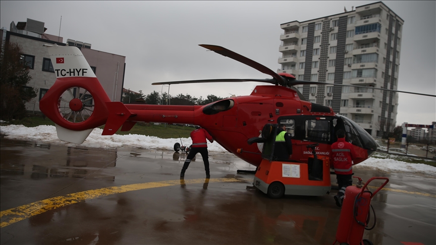 Diyarbakır'daki ambulans helikopter Doğu'da kardan mahsur kalan hastalar için havalanıyor