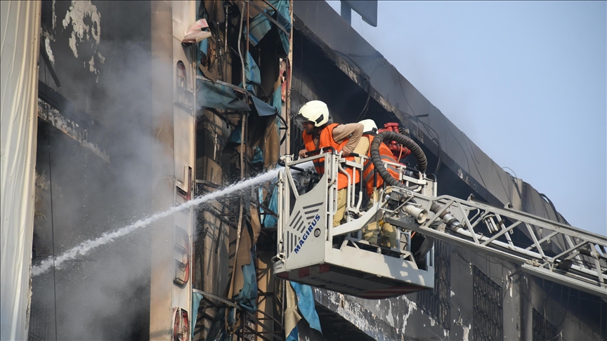 Numri i viktimave nga zjarri në një qendër tregtare në Pakistan rritet në 14, dhjetëra të zhdukur