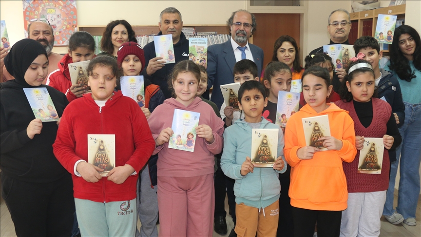 Görme engelli öğrencilerin Braille alfabesiyle yazdığı öykü ve şiirler kitaplaştırıldı