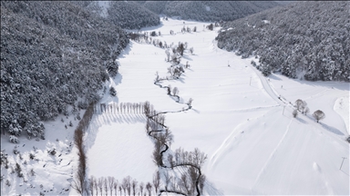 Yozgat'ta kar güzelliği eklenen menderesler havadan görüntülendi