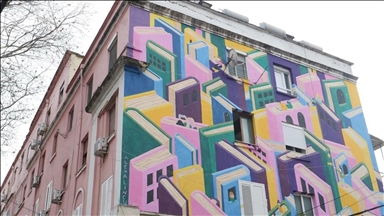 Муралите во Тирана, уметност што ги трансформира и разубавува зградите во албанскиот главен град