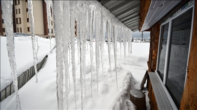 Kars'ta yolu kardan kapalı köydeki yaşlı hasta için ekipler seferber oldu