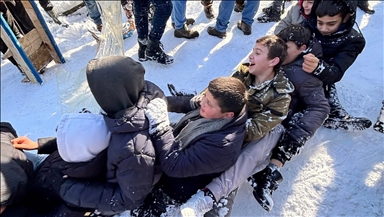 Маалски фестивал на лизгање во Турција: Oколу 100 луѓе се лизгаа во еден ред на снегот во Орду