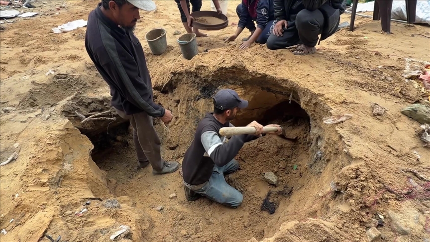 Hammadi, i cili humbi familjen e tij në sulmin izraelit, përpiqet të arrijë te mbetjet nën rrënoja